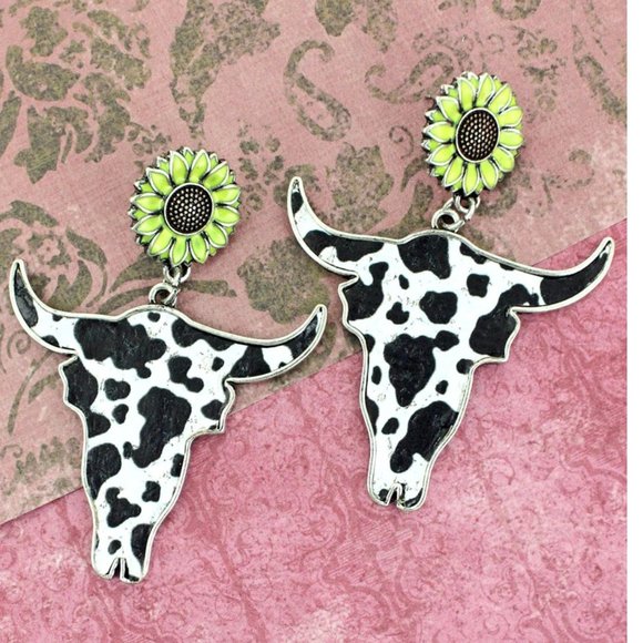 ❤️NWT *BOUTIQUE*  SUNFLOWER BLACK COW STEER EARRINGS - FUN & UNIQUE - Picture 1 of 1